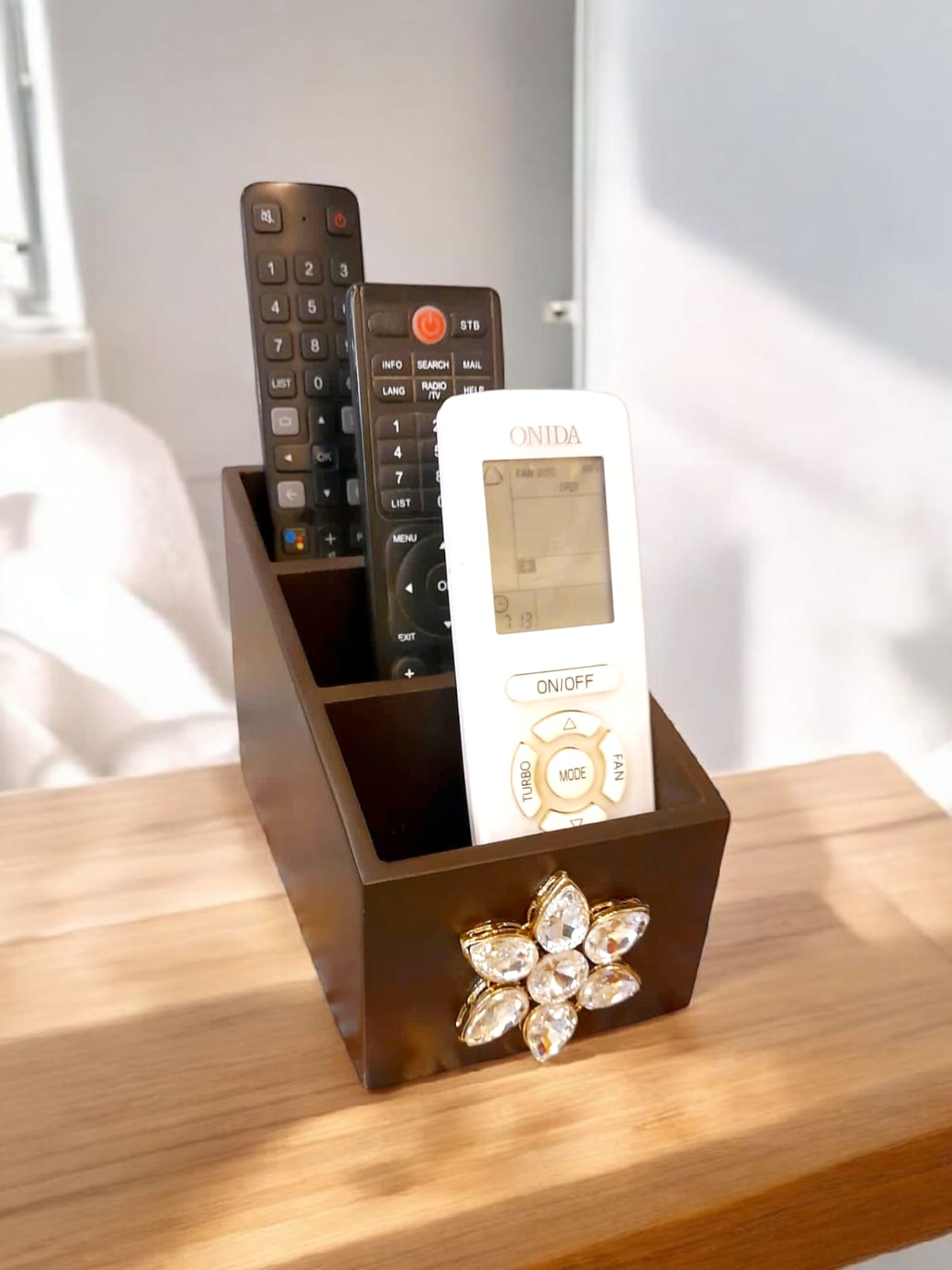 /storage/photos/1/JEWELLERY BOX REMOTE STAND PHOTOFRAMES/remote stand photoroom.jpg